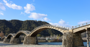 錦帯橋の遠景（山と空にかかる静かな橋）